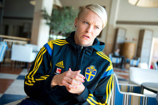 Sveriges Nilla Fischer blir intervjuad