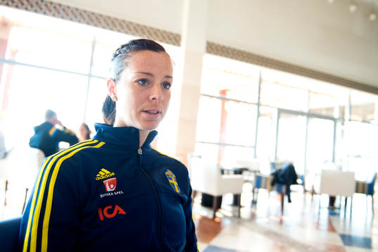 Sveriges Lotta Schelin blir intervjuad