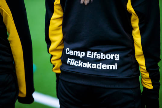 Texten Camp Elfsborg Flickakademi på tröja