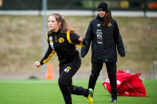Flickakademins huvudtränare Rebecca Johnson