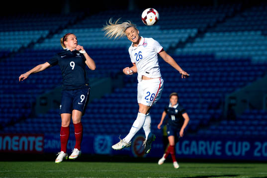 s Julie Johnston under finalen i Algarve Cup mellan Frankrike och USA den 11 mars 2015 i Almancil.