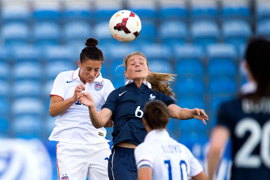 s Ali Krieger i nickduell med Frankrikes Amandine Henry
