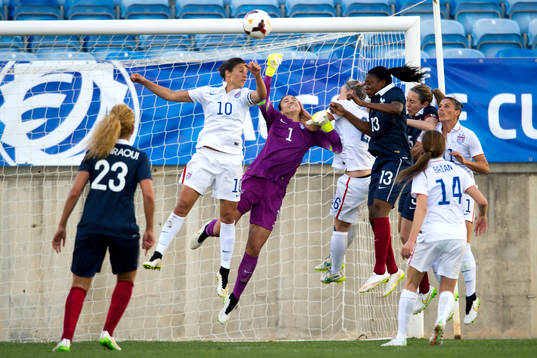 s Carli Lloyd och målvakt Hope Solo rensar undan bollen framför Frankrikes Kadidiatou under finalen i Algarve Cup mellan Frankrike och USA den 11 mars 2015 i Almancil.