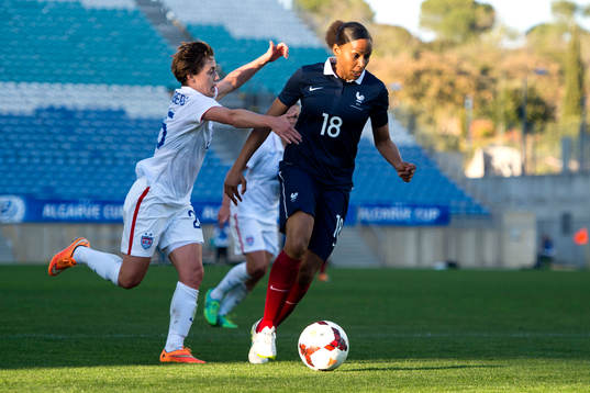s Meghan Klingenberg jagar Frankrikes Marie-Laure Delie under finalen i Algarve Cup mellan Frankrike och USA den 11 mars 2015 i Almancil.