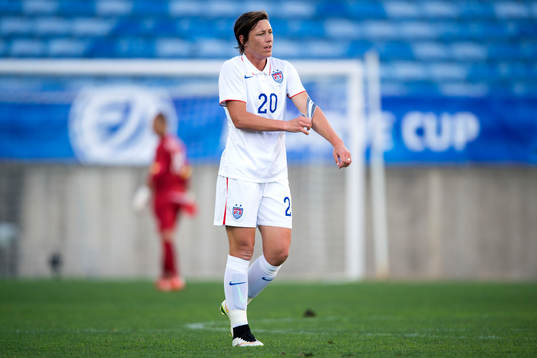 s Abby Wambach tar av sig kaptensbindeln under finalen i Algarve Cup mellan Frankrike och USA den 11 mars 2015 i Almancil.