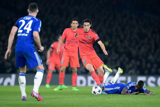 Paris Edinson Cavani tar sig förbi Chelseas Ramires