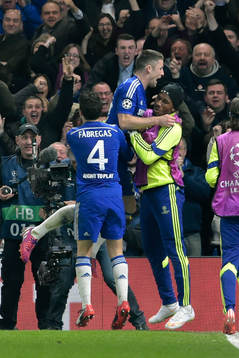 Chelseas Cesc Fabregas, Gary Cahill och Didier Drogba jublar efter 1-0 av Cahill