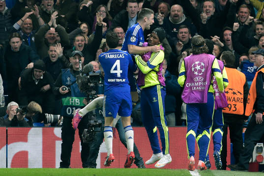 Chelseas Cesc Fabregas, Gary Cahill och Didier Drogba jublar efter 1-0 av Cahill