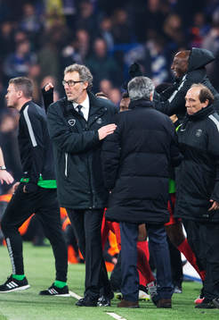 Paris tränare Laurent Blanc och Chelseas tränare Jose Mourinho tackar varandra