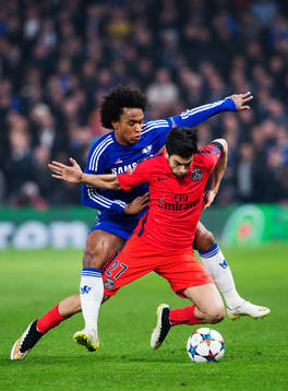 Chelseas Willian tacklar Paris Javier Pastore