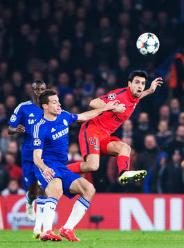 Chelseas Gary Cahill utmanas av Paris Javier Pastore