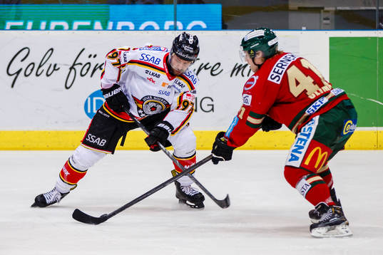 Luleås Per Ledin och Frölundas Mathis Olimb i kamp om