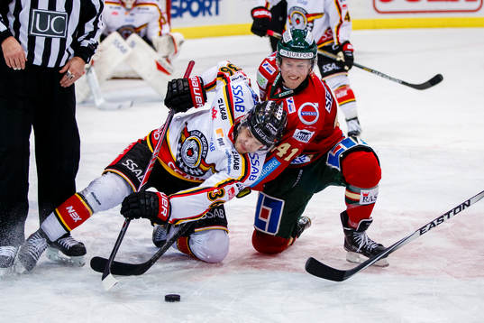 Luleås Niklas Fogström och Frölundas Mathis Olimb i kamp