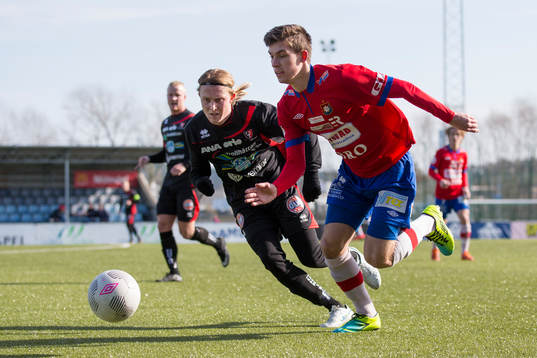 Örgrytes Daniel Paulson steget före Trollhättans Oscar Ehner