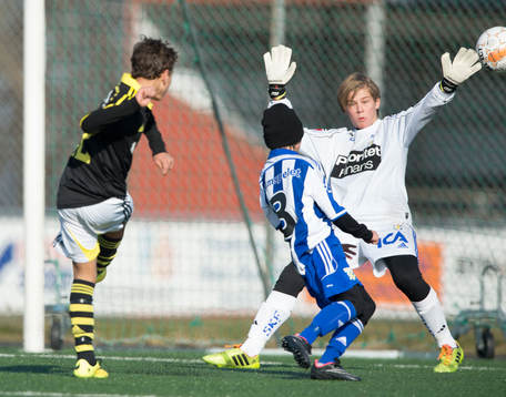 s Niklas Persson skjuter 5-2 förbi Göteborgs keeper Nicolas Altmacker i matchen i Tipselit Cup mellan IFK Göteborg och AIK i Jönköping 14 mars 2015.