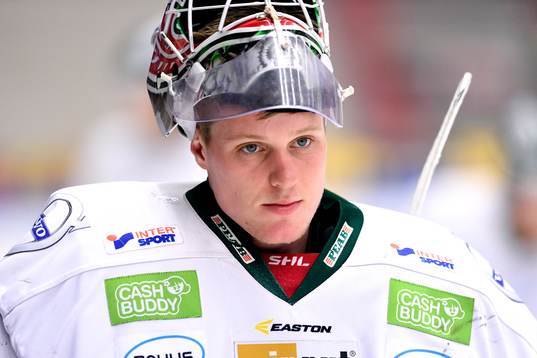 Frölundas målvakt Lars Johansson på uppvärmningen innan