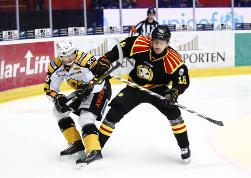 Skellefteå Martin Sevc och Brynäs Anton Rödin i kamp om
