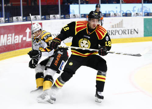 Skellefteå Martin Sevc och Brynäs Anton Rödin i kamp om