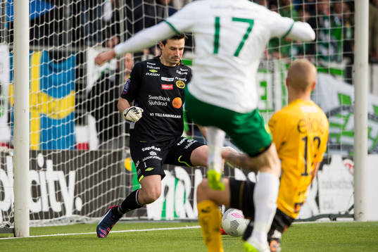 Elfsborgs målvakt Kevin Stuhr - Ellegaard räddar skott av Hammarbys Linus Hallenius (rygg mot kameran)