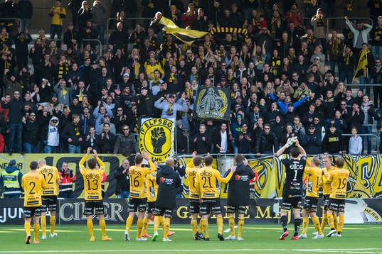 Elfsborgs spelarna tackar supportrarna
