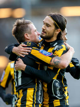 Häckens Gunnar Heidar Thorvaldsson gratuleras av Häckens