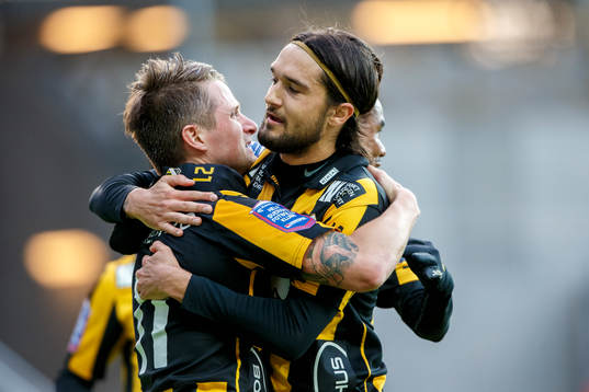 Häckens Gunnar Heidar Thorvaldsson gratuleras av Häckens