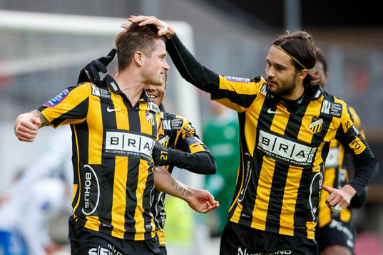 Häckens Gunnar Heidar Thorvaldsson gratuleras av Häckens