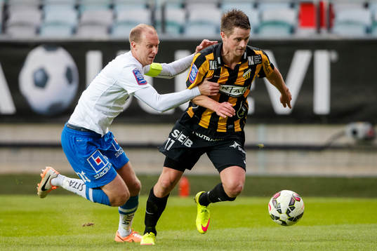 Häckens Gunnar Heidar Thorvaldsson tar sig förbi