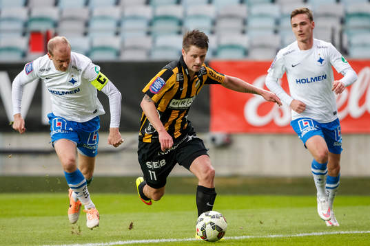 Häckens Gunnar Heidar Thorvaldsson tar sig förbi