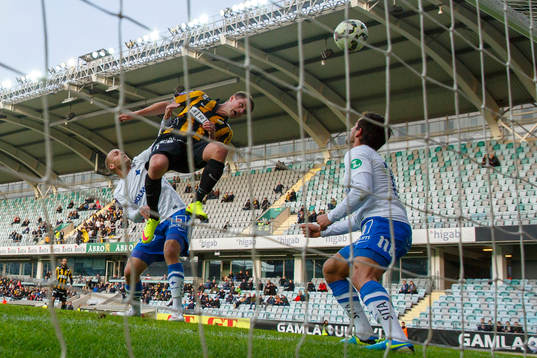 Häckens Gunnar Heidar Thorvaldsson nickar in 1-1
