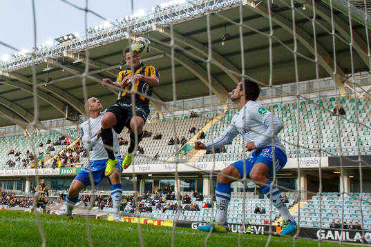 Häckens Gunnar Heidar Thorvaldsson nickar in 1-1