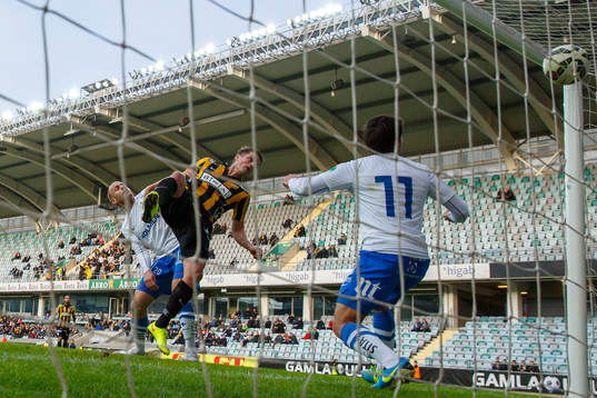 Häckens Gunnar Heidar Thorvaldsson nickar in 1-1