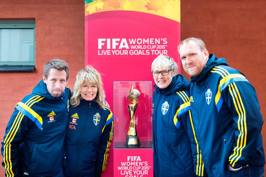 Besökare på finalen i Supercupen fotograferas med VM-pokalen den 15 mars 2015 i Malmö.