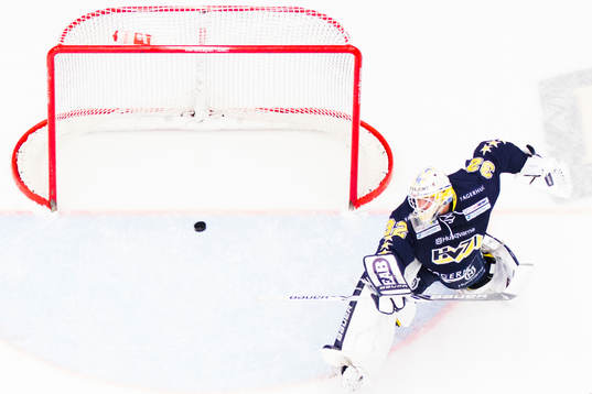 s målvakt Gustaf Wesslau ser pucken gå förbi stolpen