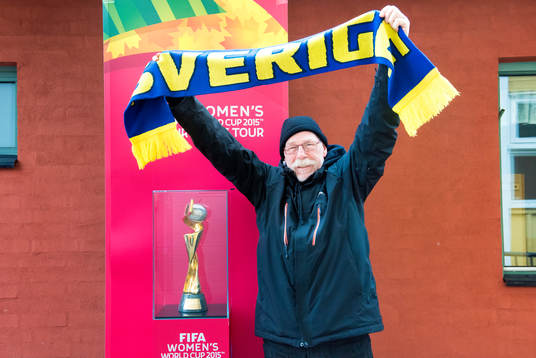 Besökare på finalen i Supercupen fotograferas med VM-pokalen den 15 mars 2015 i Malmö.