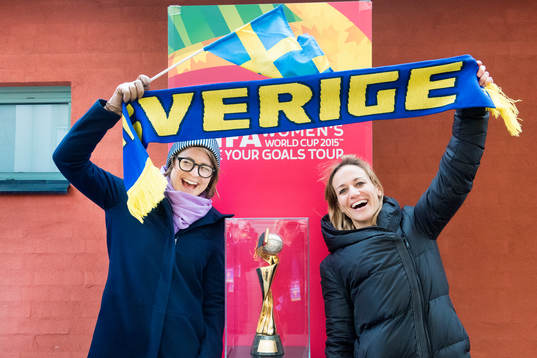 Besökare på finalen i Supercupen fotograferas med VM-pokalen den 15 mars 2015 i Malmö.