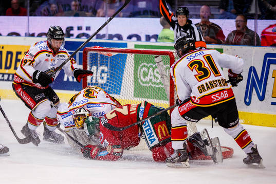 Frölundas Joel Lundqvist dras ner och domare Morgan