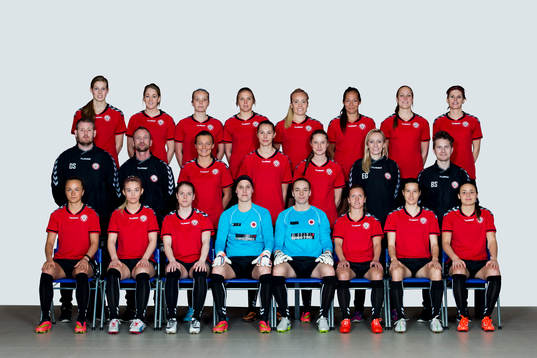 Kristianstads lagbild bakre raden fr.v. Amanda Edgren, Mia Carlsson, Margret Lara Vidarsdottir, Lorca Van De Putte, Elisa Vidarsdottir, Asgerdur Stefania Baldursdottir, Therese Ivarsson och Susanne Moberg, Mittenraden fr.v. Orri Sigurdsson fystränare, Henrik Nygren sportchef, Olivia Welin, Nellie Karlsson, Elin Karlsson, Elisabet Gunnarsdottir tränare och Björn Sigurbjörnsson assisterande tränare, Främre raden fr.v. Maja Norrhamn, Lisa Karlsson, Tova Nilsson, Hanna Persson målvakt, Brett Maron målvakt, Gudny Björk Odinsdottir, Johanna B. Rasmussen och Alice Nilsson poserar för en lagbild