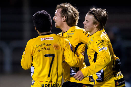 Elfsborgs Noel Jonsson (mitt i bild) jublar ihop med