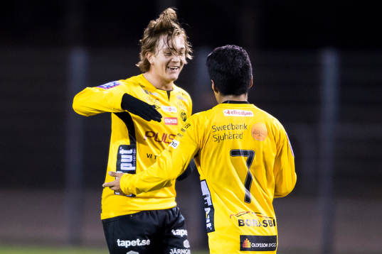 Elfsborgs Noel Jonsson (mitt i bild) jublar