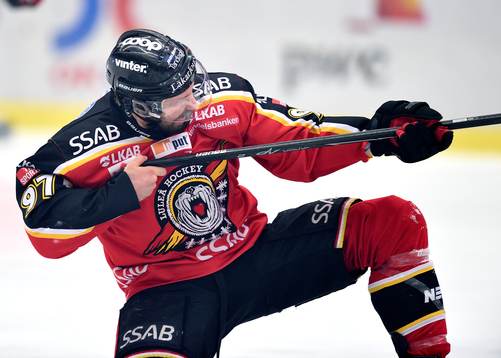 Luleås Per Ledin firar sitt 1-0 mål