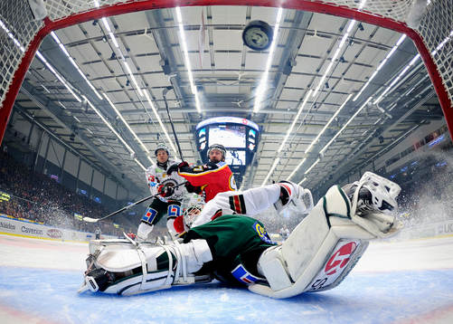 Luleås Per Ledin gör 1-0 bakom Frölundas målvakt Lars