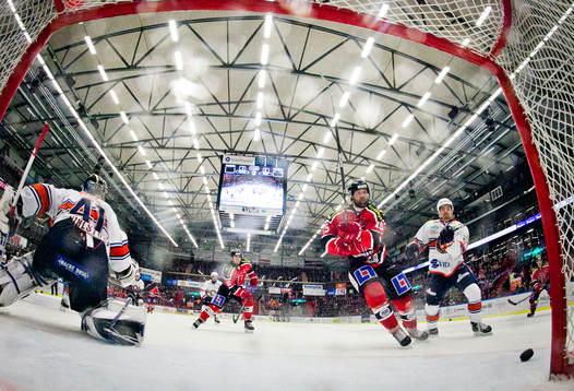 Örebros Henrik Löwdahl i kamp mot Växjös Eddie Larsson