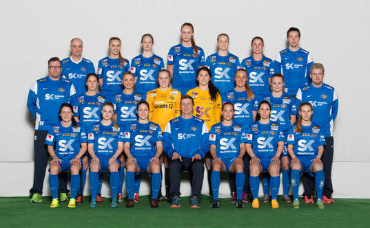  Arvid Ottow (sjukgymnast), Christine Tjärnlund, Alexandra Nilsson (spelande tränare), Wilma Andersson, Frida Karlsson, Olivia Holm, Peter Karlsson (fystränare). Mellersta raden från vänster: Stefan Ekström (assisterande tränare), Stina Hedlund, Paulina Larsson, Sofie Eriksson, Lovisa Koss, Elin Wikström, Elin Ellman, Jimmy Lundberg (materialförvaltare). Nedre raden från vänster: Riikka Ketoja, Frida Karlsson, Michelle Wörner, Martti Tikkanen (tränare), Sandra Betschart, Annina Wede,Wilma Vidmark.