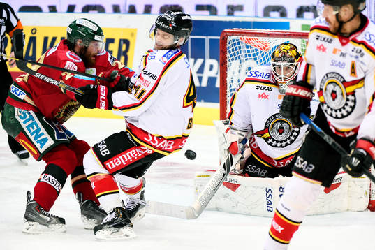 Frölundas Robin Figren och Luleås Chad Billins framför