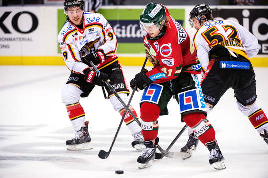 Luleås Johan Forsberg i kamp om pucken Frölundas Mathis