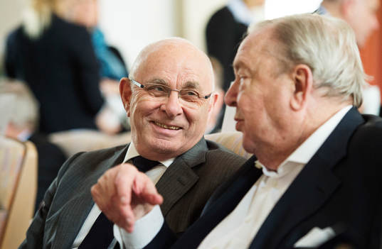 Michael van Praag, ordförande holländska Fotbollförbundet och kandidat för presidentposten i FIFA, och Lennart Johansson, hedersordförande, i samtal