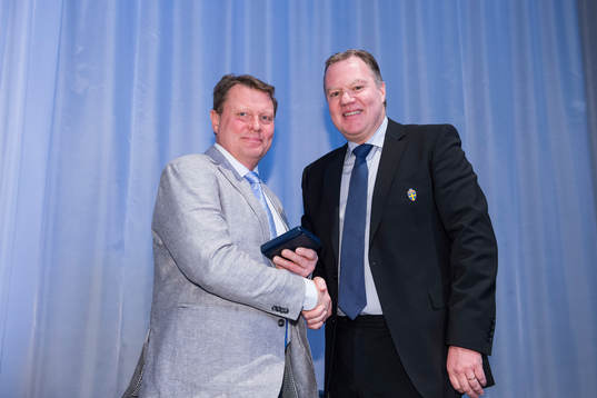Bengt Danielsson tar emot en medalj för sina insatser för svensk fotboll av ordförande Karl-Erik Nilsson