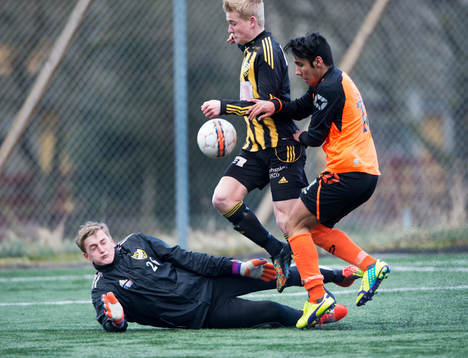 IFK Hässleholms målvakt Alexander Nilsson räddar framför Linus Svensson i träningsmatchen i fotboll mellan IFK Kristianstad och Kristianstads FF i Förslöv 21 mars 2015.