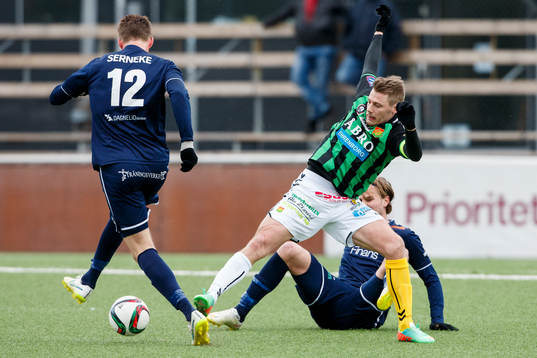 Gais Patrik Ingelsten och Utsiktens målvakt Axel Wibrån i kamp om bollen